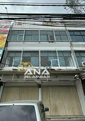 ANA RUKO GANDENG UK 8X20M DI JALAN RAYA JELAMBAR