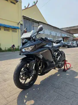 Kawasaki ZX25R TFT Hitam 2024