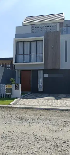 Di jual rumah 3 lantai full furnish + kolam renang pribadi