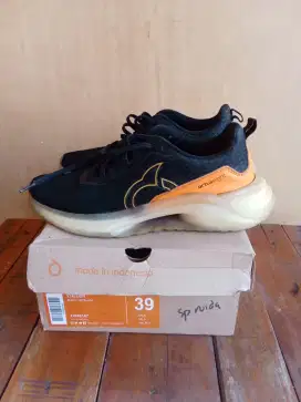 Sepatu running Ortus STALLION black/orange size 39