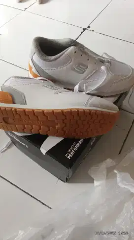 Sepatu olahraga anak SD