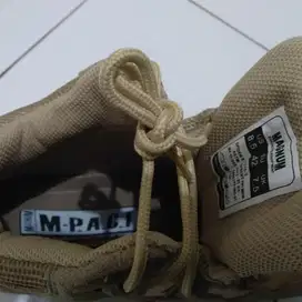 Jual cepat. Sepatu merk magnum