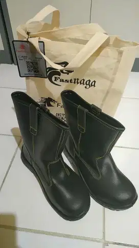 Sepatu safety ukuran 42 dan 43