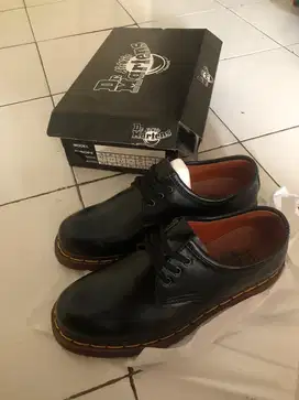 Sepatu Pria Dr. Martens