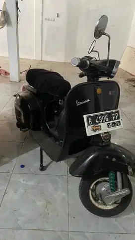 Dijual vespa bajaj warna hitam