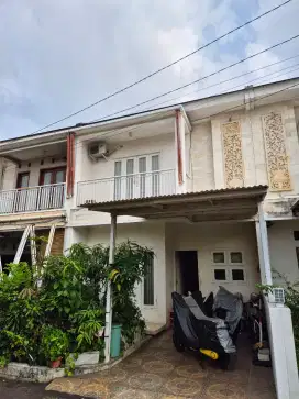 Disewakan rumah 2 lantai dekat stasiun LRT jatiwaringin