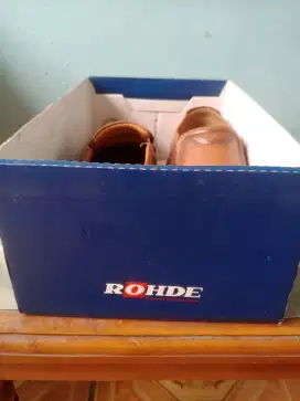 Dijuwal sepatu dan sandal