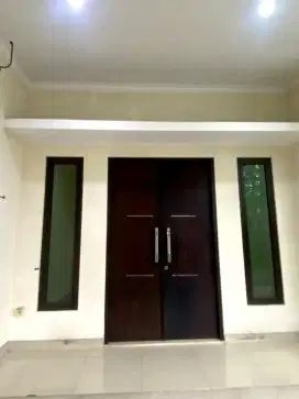 Jual Rumah Bagus 2,5 Lantai Dan Siap Huni Di The Gading Residence.