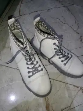 DIJUAL SEPATU BOOTS WANITA