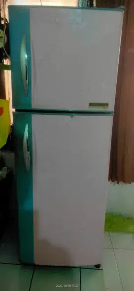 jual aja nih, kulkas pemakaian pribadi merk toshiba glacio 2 pintu.