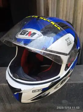 Jual helm kondisi masih lumayan bagus.