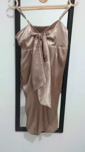 Preloved dress pesta pergi wanita warna emas