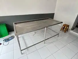 Meja stainlis seperti baru