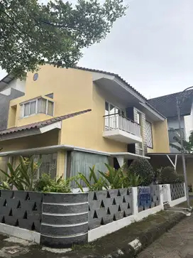 Dijual. Rumah Di Hoek. New grand Cirendeu