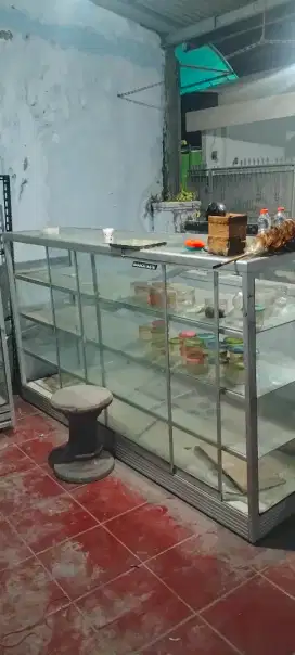 Etalase toko bekas tembakau