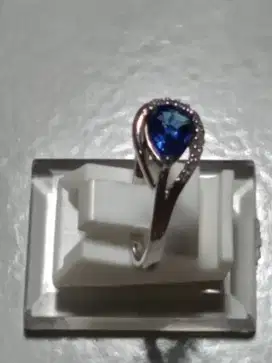 Cincin perak dengan mata biru kristal