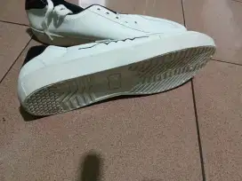 Sepatu santai casual