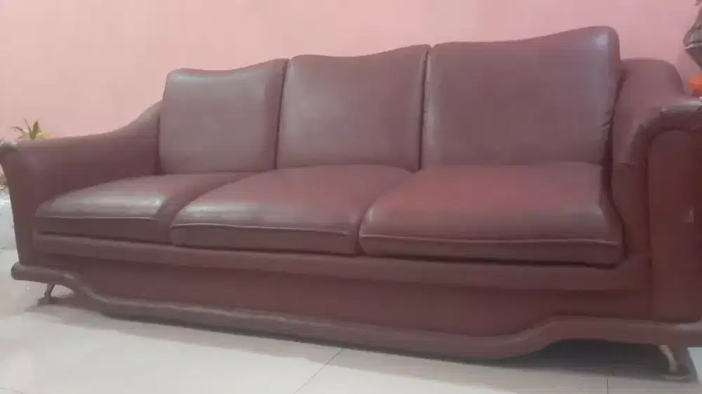 Sofa Empuk Tiga Set Kaki Besi Kuat Bahan Kulit  Bagus