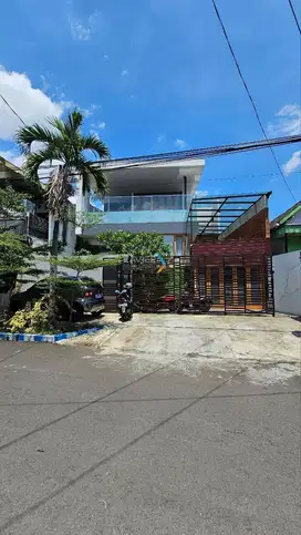 Rumah Modern Cantik di JA Suprapto Klojen Malang Ada Private Pool