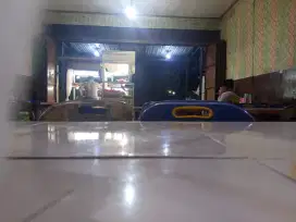 Staff rumah makan padang
