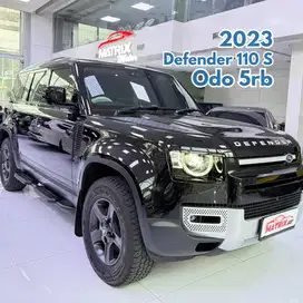 Land Rover Defender 110 S 2023 Black on Black Hitam