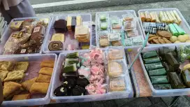 Penjaga kue / jajanan pasar
