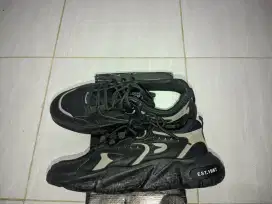 Sneaker pria hitam