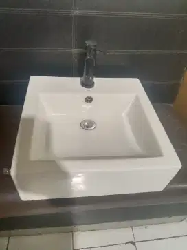 Wastafel cuci tangan plus kran