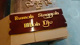 papan nama tulisan kayu