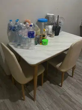 Meja makan infroma