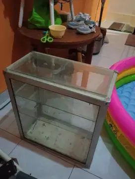 Etalase kaca kotak