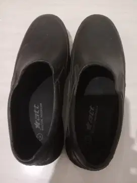 Sepatu karet Att