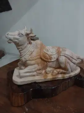Kerajinan patung sapi dari batu alam