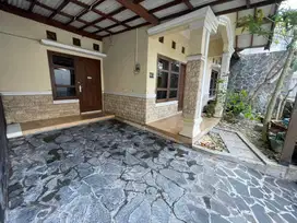 Rumah dikontrakkkan diperumahan aman nyaman tepi jalan aspal