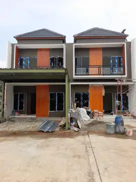 Rumah mewah siap huni lokasi pinggir jalan raya dekat pintu Tol