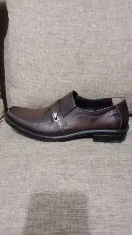 Sepatu kulit baru