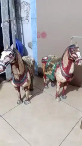 Sepasang pajangan kuda dan naga