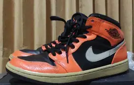 Jordan mid orange size 43