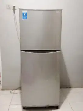 Kulkas 2 pintu Aqua