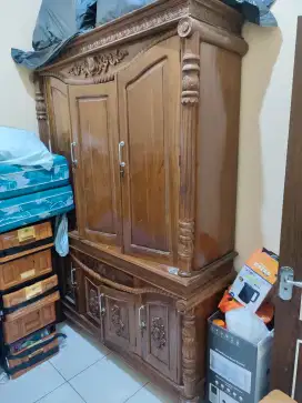 Dijual lemari pakaian kayu vintage besar