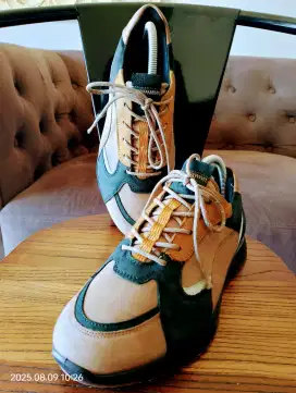 Preloved Sepatu Sneakers Merk ECCO