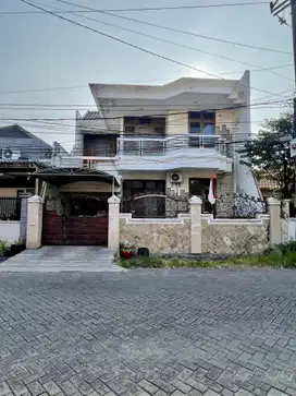 Barata Jaya jual rumah 2 lantai strategis main road dekat jalan raya