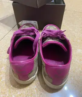 Sneakers gucci warna pink
