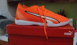 Sepatu futsal puma