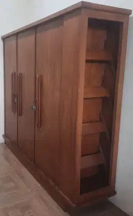 Lemari Jati Polos 3 Pintu Warna Natural Kayu, Terawat, dan Mulus.