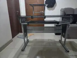 Meja Komputer Kaca by. Informa