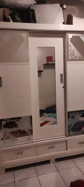 Lemari 3 pintu putih kondisi bagus