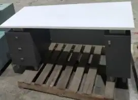 Meja kantor putih
