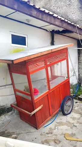 Grebak kayu kokoh bekas jualan uduk