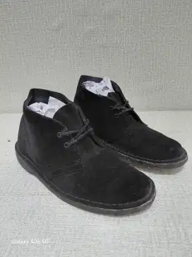 Clarks chukka boots hitam suede tapak latek
size 39 insole 24.5 cm